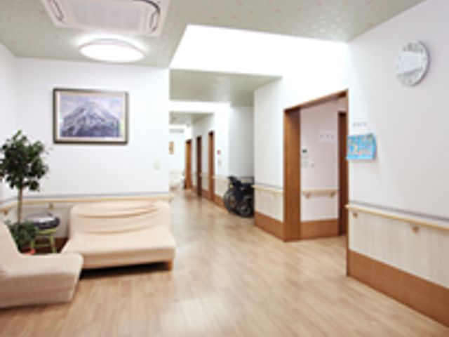 明るく広々とした廊下 廊下 この施設の廊下は、自然光が入り、広々とした空間で移動しやすくなっています。快適な動線設計です。