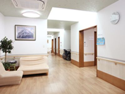 明るく広々とした廊下