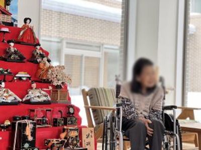 ひな祭りの展示と人物の室内