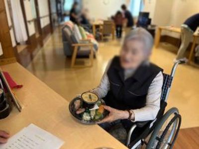 車椅子での食事風景