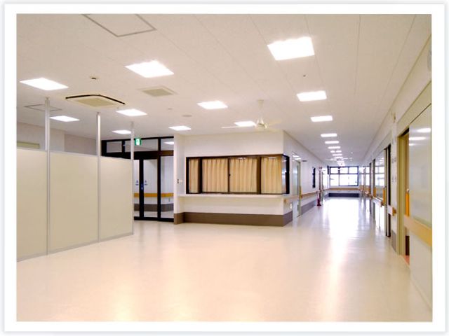 広い明るい廊下 廊下 自然光が差し込む広々とした廊下です。開放感があり、快適に移動できる設計になっています。