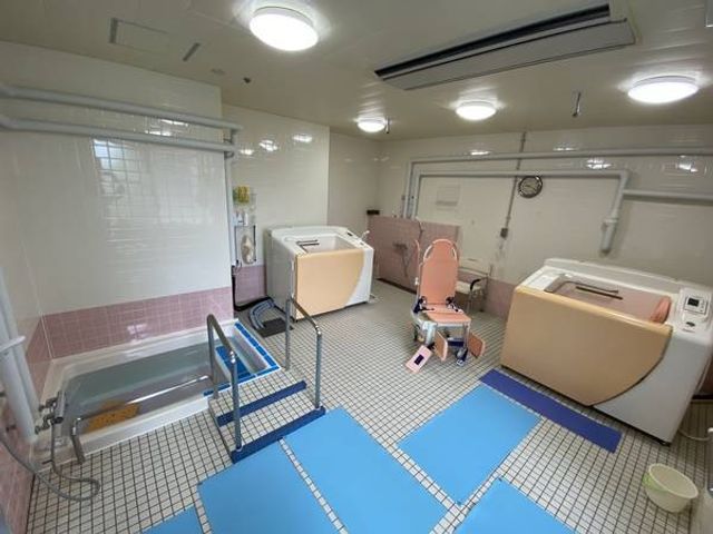 清潔感あふれる浴室 浴室 ゆったりとお湯につかることができる、設備の整った空間です。清潔で安全に配慮されています。
