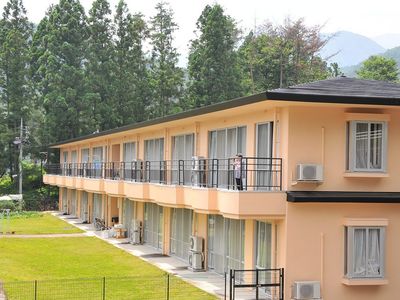 緑豊かな建物の外観