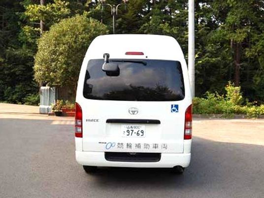 送迎車の後ろ姿  