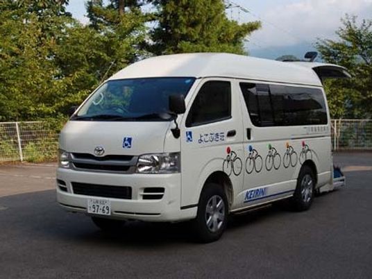 送迎車が停まる外観  