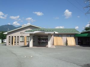 山を望む施設の外観  