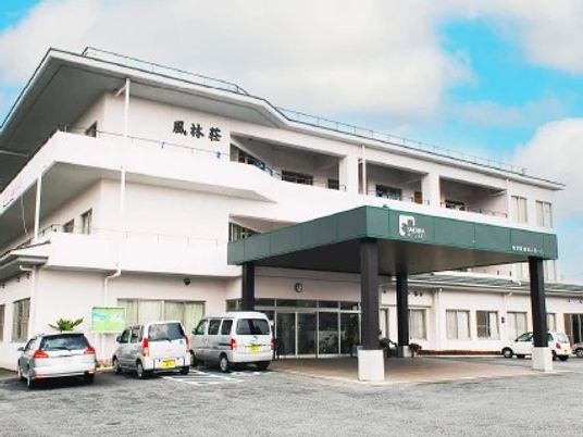 明るい外観の玄関口  