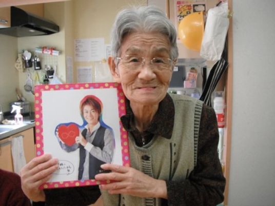笑顔のおばあさまとボード