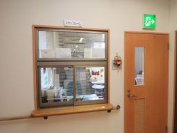 スタッフルームのドアと窓