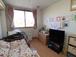 明るい居室の一角