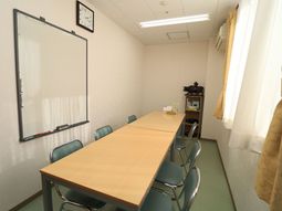 会議テーブルとホワイトボード