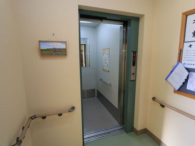 廊下に面したエレベーター