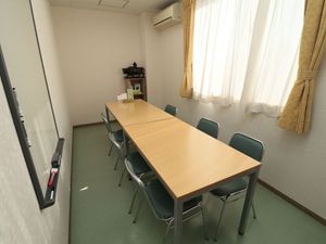 会議室のテーブルと椅子