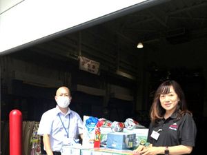 スタッフが立つ出入口  