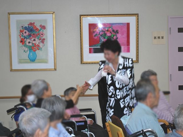 和やかな交流がある部屋 多目的室 車椅子の方でも安心して楽しめる、明るい雰囲気の共有スペースです。多様な活動に適しています。