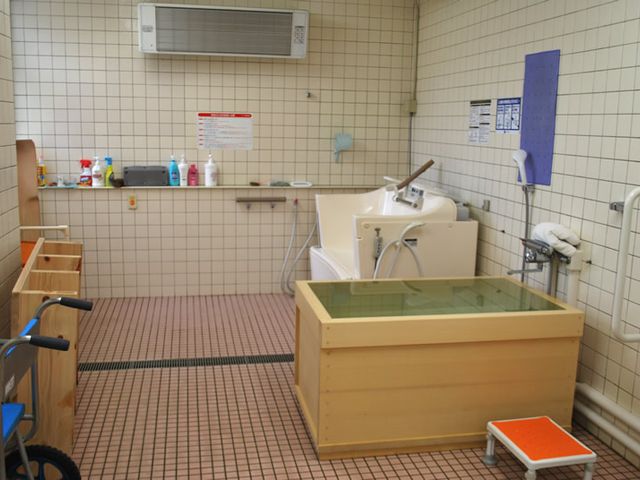広々とした浴室 浴室 車椅子での利用が可能な広々としたバスルームです。安全に配慮した設備が整っています。