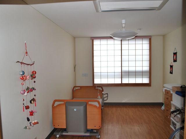 広々とした居室 居室 木の温もりが感じられる広々とした居室です。自然光が心地よく差し込む窓で、穏やかな時間を過ごせます。