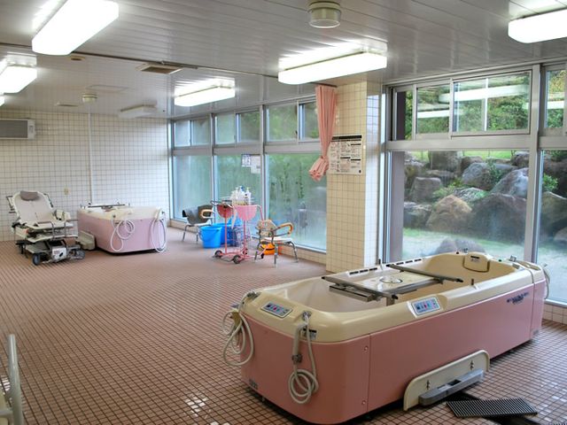 窓のある浴室 浴室 自然光が差し込む明るいスペースです。広々とした浴室で快適に業務が行えます。