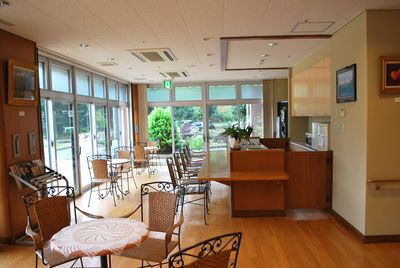 大きな窓のある明るい空間