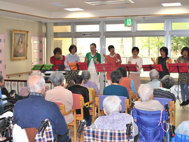 歌を聴く人たちの様子 多目的室 広々とした空間で音楽イベントが開催されています。座ったままで楽しめる環境です。