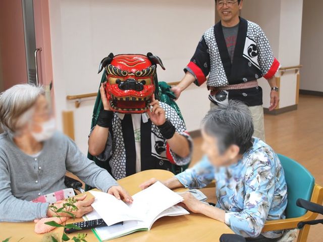 楽しいイベントの様子 多目的室 レクリエーション中の明るい雰囲気で、楽しさが広がる場です。人々が笑顔で交流しています。