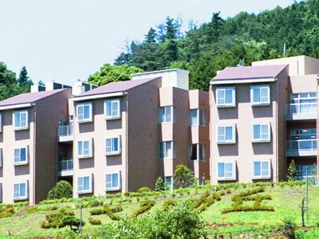自然に囲まれた外観 外観 緑豊かな環境に位置する建物です。リラックスできる静かな雰囲気に包まれています。