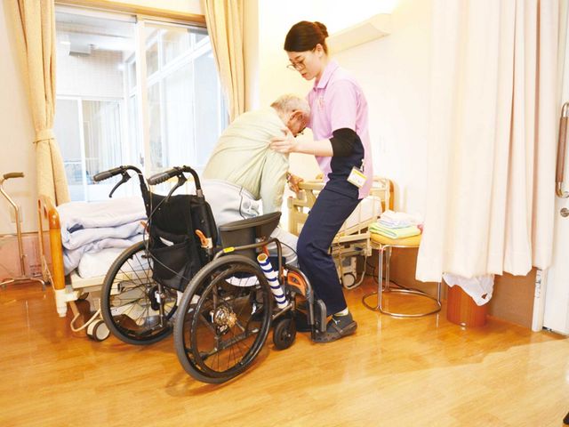 職員が介助する居室 居室 広々とした居室で、職員が親切に介助を行っています。安心して仕事を始められる環境です。