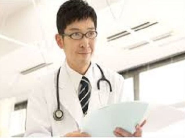 医療スタッフが資料を確認 医務室 丁寧な仕事ぶりの医療スタッフが、皆さんの健康をサポートしています。信頼できる環境で働きたい方に最適です。