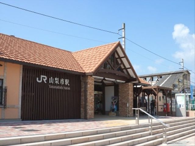JR山陰線由良駅舎外観 駅 レトロな雰囲気を持つ駅舎は、明るく清潔感があります。通勤時も気分が明るくなるような、魅力的な場所です。