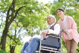 介護スタッフと利用者の中庭