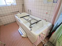 手すり付き浴室の様子
