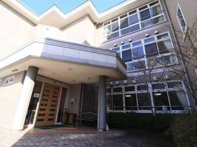 明るい日差しのエントランス