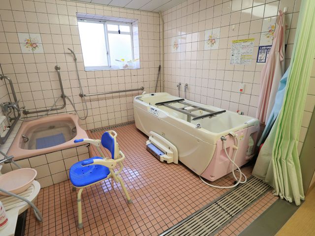 快適な介護用浴室 浴室 安全に配慮された設備が整えられた、清潔感のあふれる浴室です。利用者のゆったりとしたバスタイムを支える空間が確保されています。