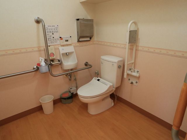 バリアフリー対応のトイレ トイレ 手すりが完備されたきれいなトイレです。安全かつ快適にご利用いただける環境が整っています。