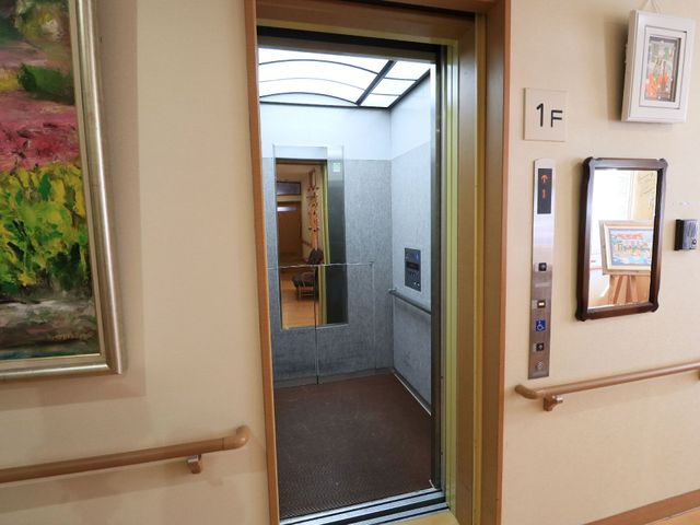 エレベーター前廊下風景 エレベーター 廊下にはアート作品が飾られ、ゆったりとした雰囲気で皆様をお迎えします。スタッフや利用者の方々の心地よい動線を大切にしています。