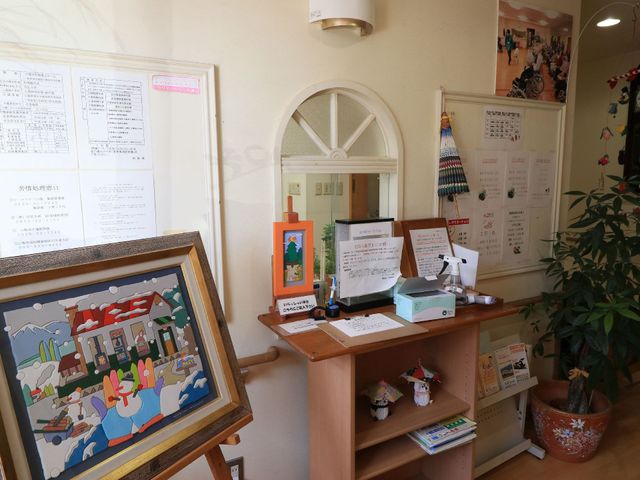 情報掲示のコーナー 受付 情報豊富なコーナーです。日々のスケジュールやお知らせが整然と掲示されており、安心して業務に取り組める環境が整っています。