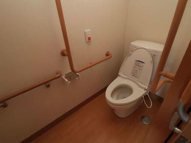 バリアフリートイレの設備 トイレ 手すりがついた清潔感のあるトイレです。安全にご利用いただける工夫がされています。