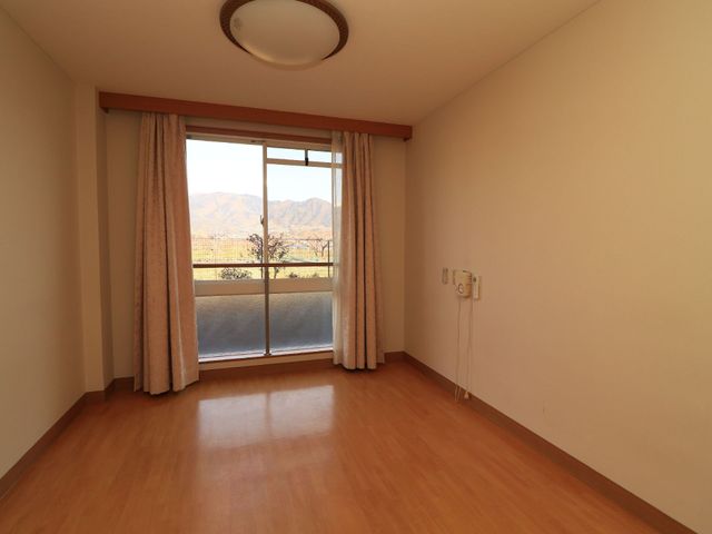 明るい空間の居室 居室 広々とした空間が確保されたお部屋です。窓から見える山並みが心を和ませてくれます。