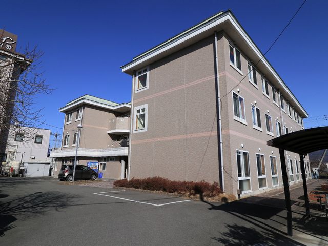 快適な施設の外観 外観 青空に映える清潔感のある建物で、心地よい環境でのお仕事が見込めます。広々とした駐車スペースが完備されており、アクセスも良好です。
