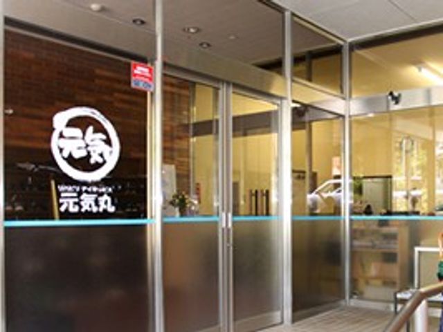 車椅子対応の入口 エントランス ガラス張りの開放的な入口です。車椅子でも通りやすい作りになっています。