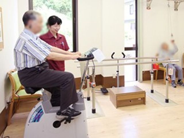 運動機器のある訓練室 機能訓練室 運動機器を使用しながら、リハビリテーションが行えるスペースです。助手のサポートも。