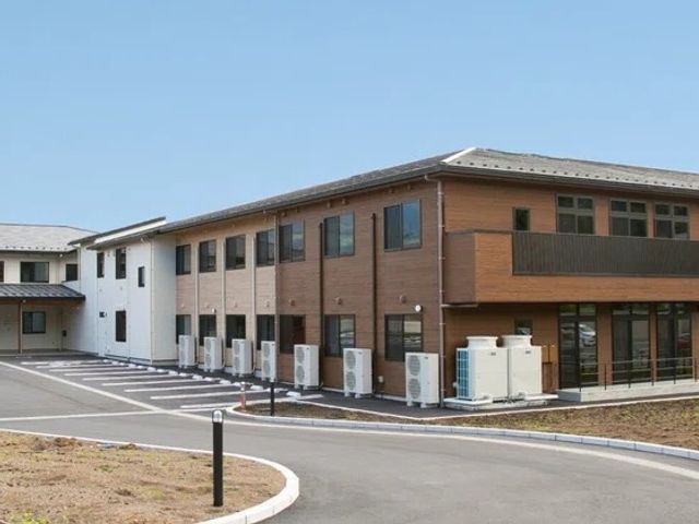 施設の外観 外観   木目調の外壁が印象的な建物です。前面にゆとりある車寄せがあり、出入りしやすそうです。