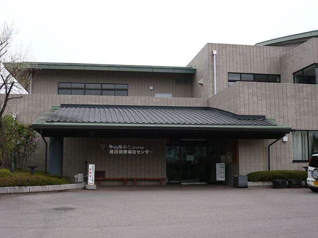 広々とした外観 外観 清潔感のある広い玄関が印象的です。施設の入口は段差なくフラットで安心です。