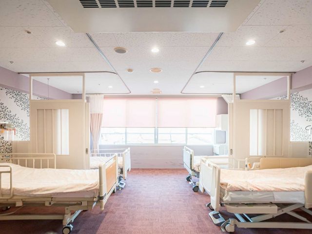 自然光が差し込む居室 居室 自然光がたっぷり差し込む広々とした居室です。快適な環境で入居者様に安心感を提供します。