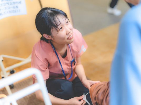 真剣に介助するスタッフ