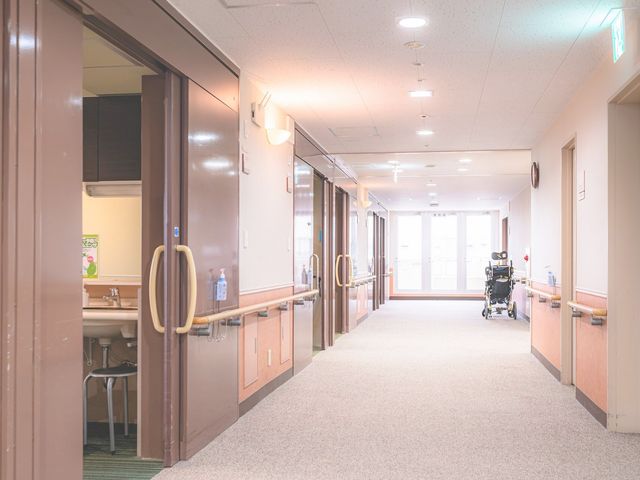 安心感のある廊下 廊下 広々とした明るい廊下です。車椅子でも移動がしやすい設計になっています。