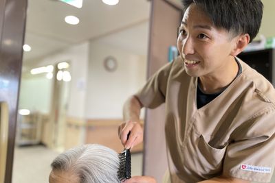 髪を整える様子