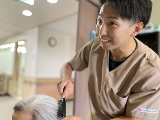 髪を整える様子