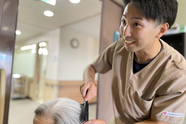 髪を整える様子