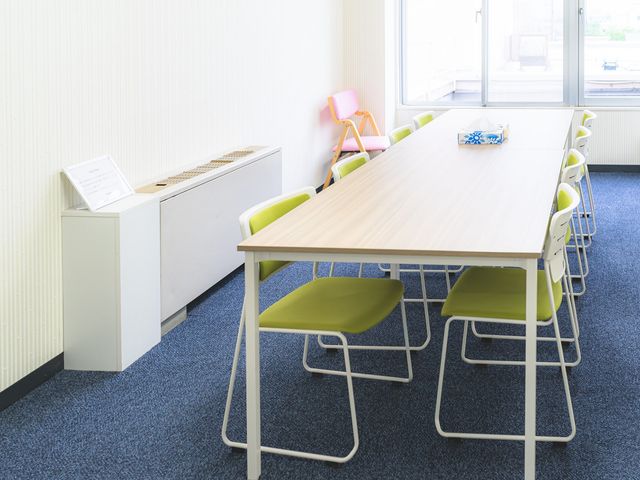 窓が大きい会議室 多目的室 自然光が入る多目的室です。明るい空間で、会議やミーティングに最適です。